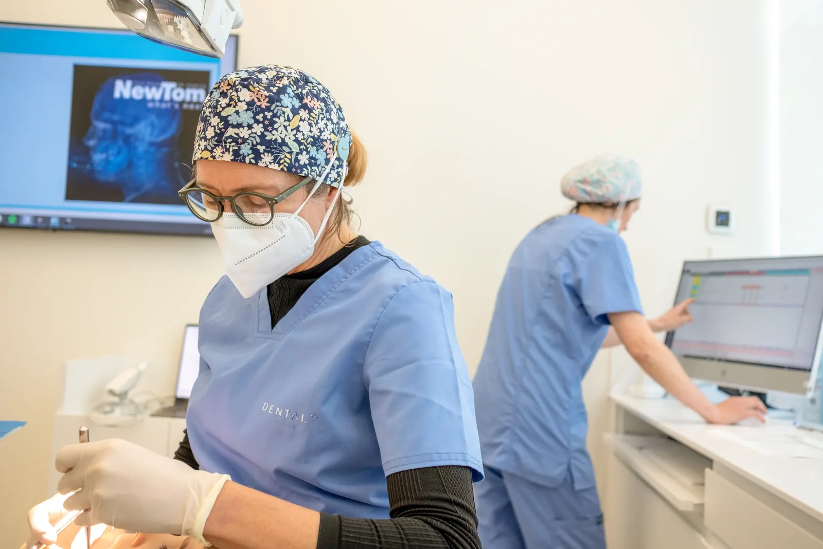 Dues professionals de la clínica revisant una radiografia al gabinet